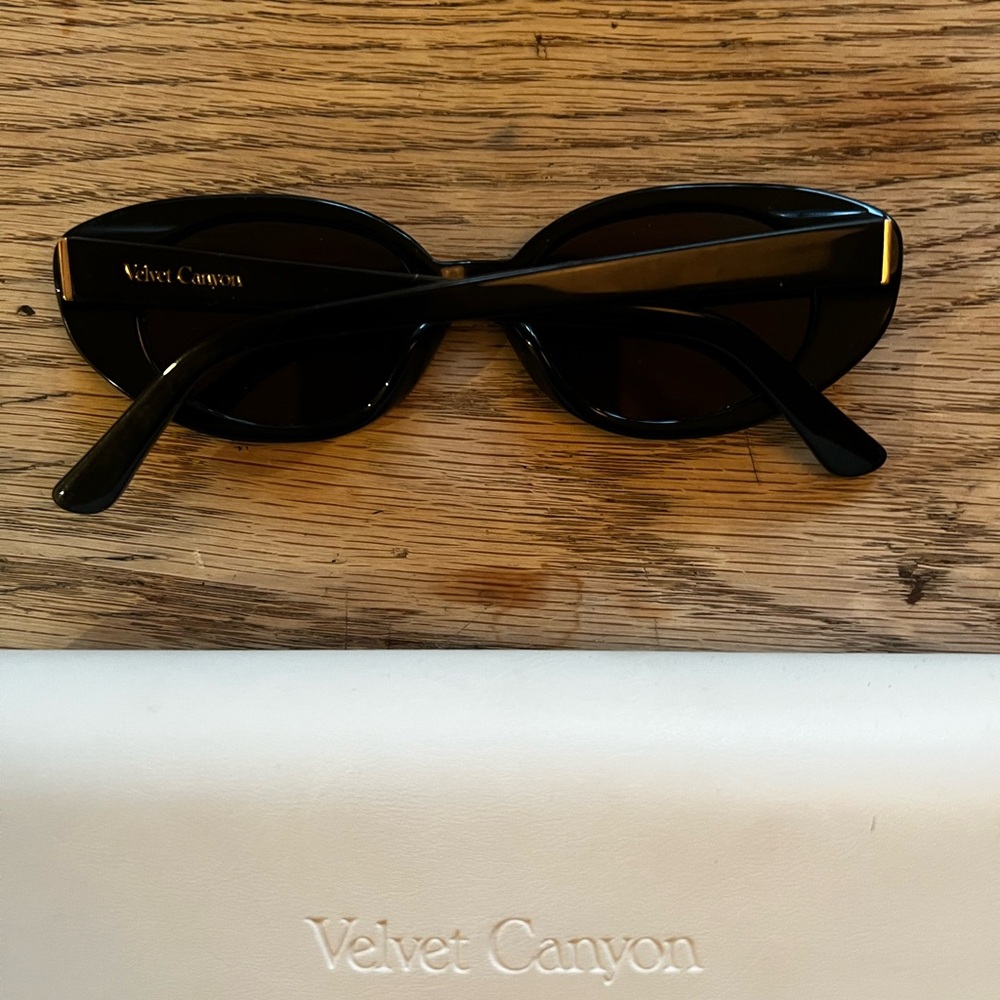 velvet canyon la plage Chic Black Oval Sunglasses - Picture 4 of 7